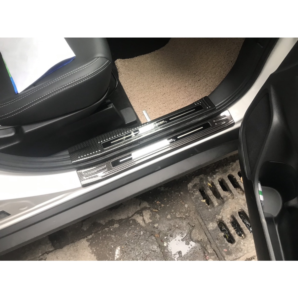 Ốp bậc cửa, nẹp bước chân trong, ngoài Carbon xe Mitsubishi Outlander 2016 - 2021 2022 vân cacbon cao cấp