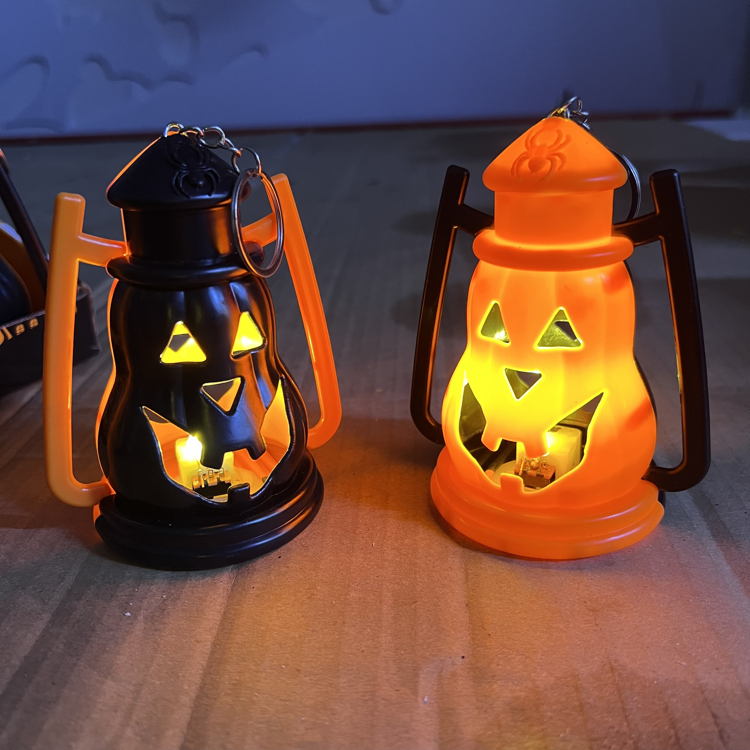 Đèn bão bí ngô màu cam đen có móc treo trang trí Halloween lắp sẵn pin cao 12cm