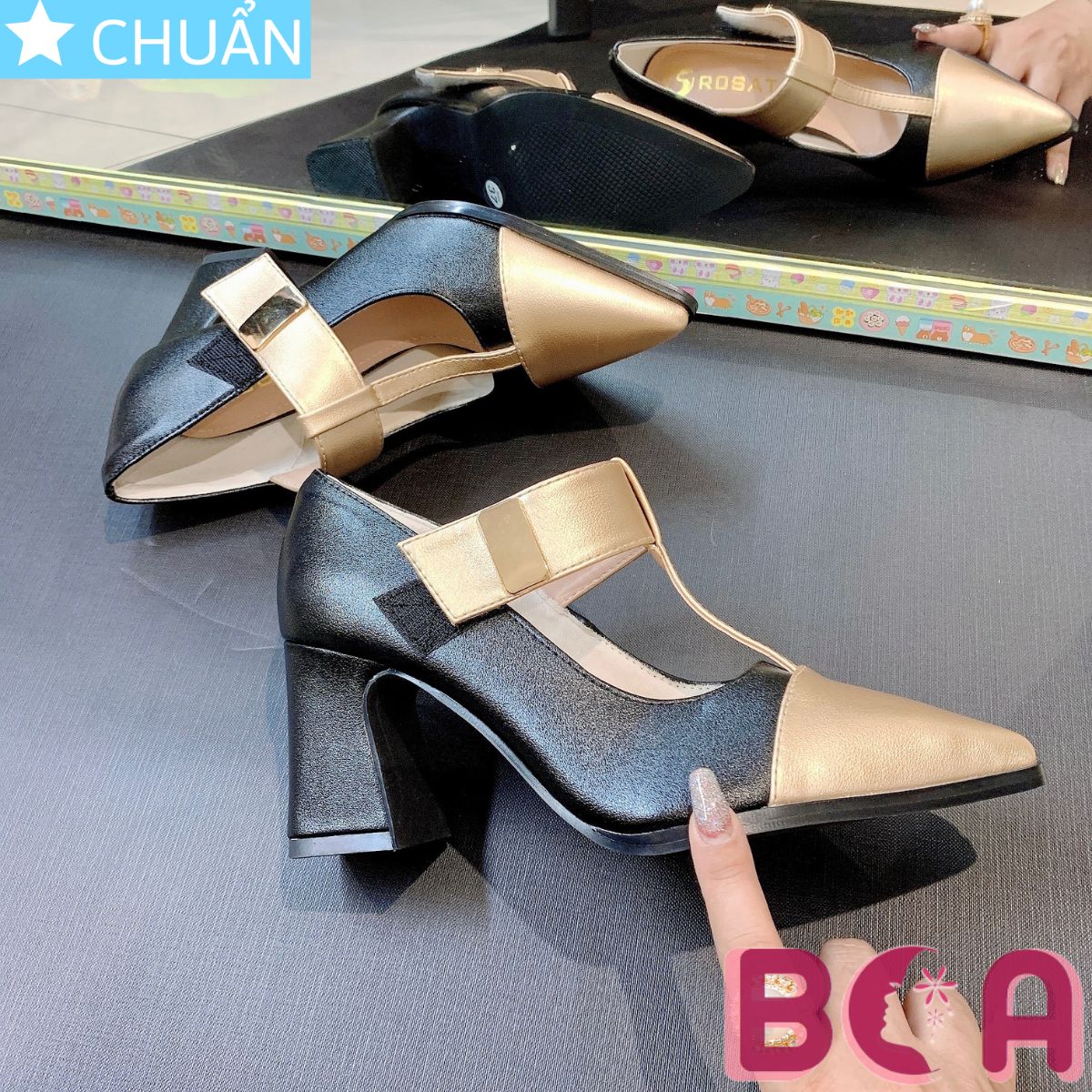 Giày nữ bít mũi gót vuông cao 7 phân RO646 ROSATA tại BCASHOP phối màu sang trọng giữa đen và vàng đồng, quai dán