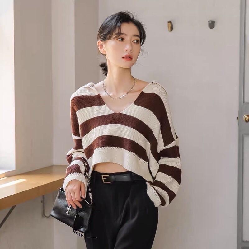 Áo len mongtoghi kẻ ngang cổ bẻ xẻ V