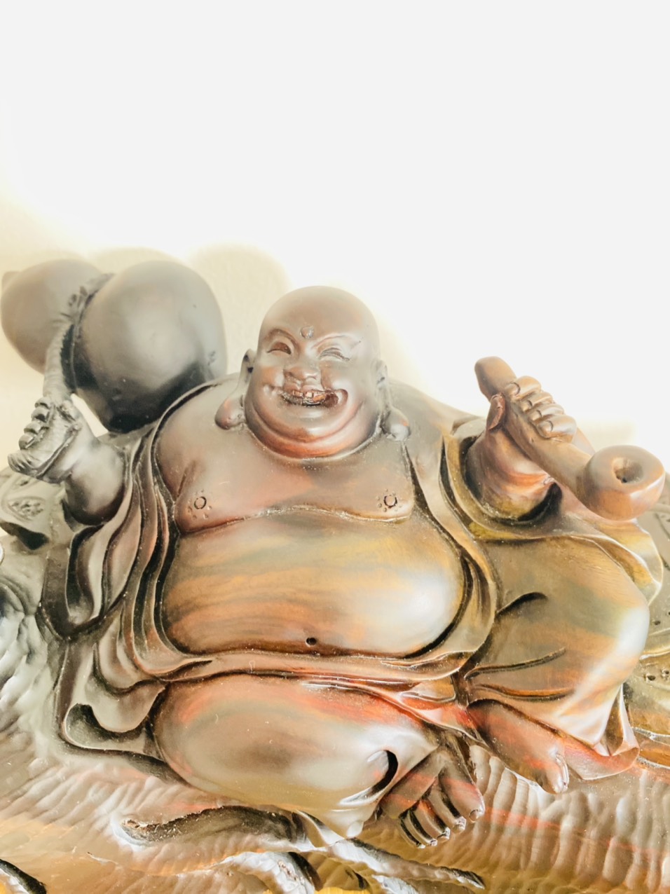 Di lạc cầm tẩu thuốc ngồi củ sâm