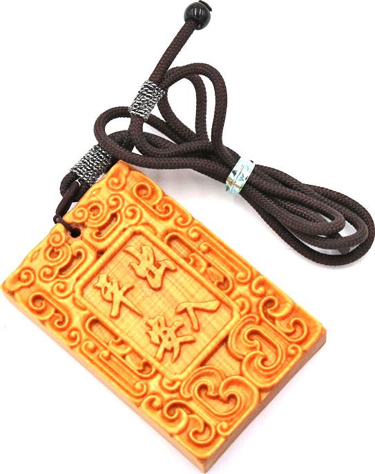 Vòng cổ mặt gỗ ngọc am khắc chữ Xuất Nhập Bình An MG102
