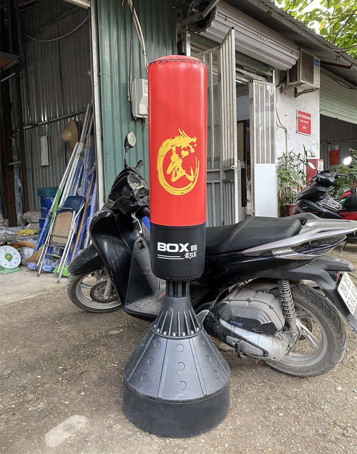 Trụ đấm đá Boxing G075 cao 160cm, đế đối trọng từ nhựa ABS dùng nước hoặc cát đổ vào để giữ thân bao khi tập.