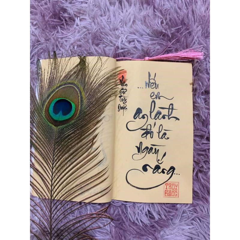 Vở cổ trang:Kích thước 15x22cm,- Chất liệu: giấy cổ- Bìa màu, được đóng thắt bằng dây dù- có treo tua dù- Dày 72 tờ.
