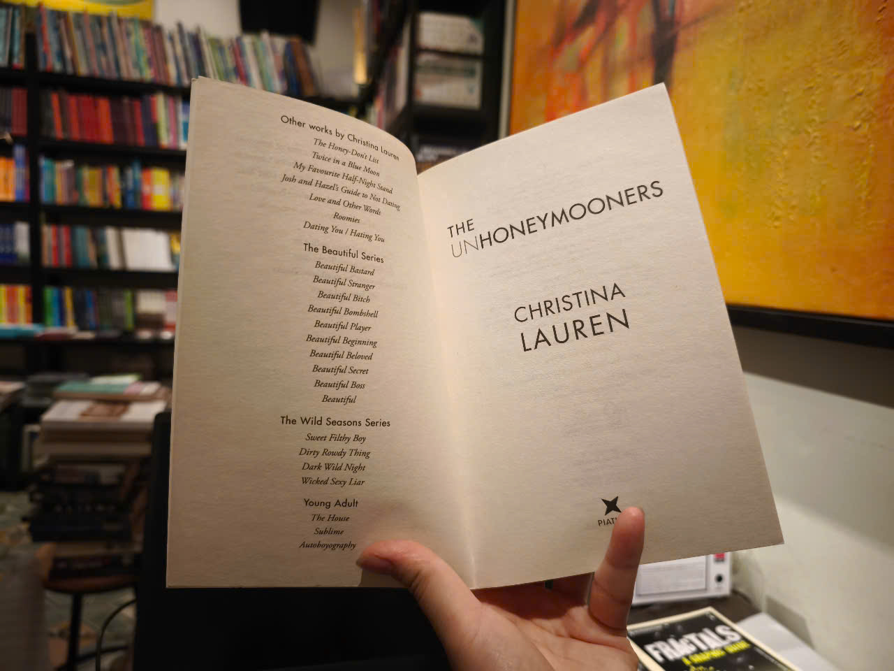 Sách - The Unhoneymooners by Christina Lauren -  Fiction / Romance in English