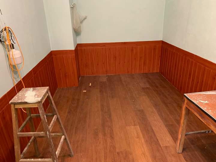 Bộ 50 Tấm Xốp Dán Tường Gỗ Đỏ Cách Âm, Chống Va Đập, Bền Đẹp, Sang Trọng