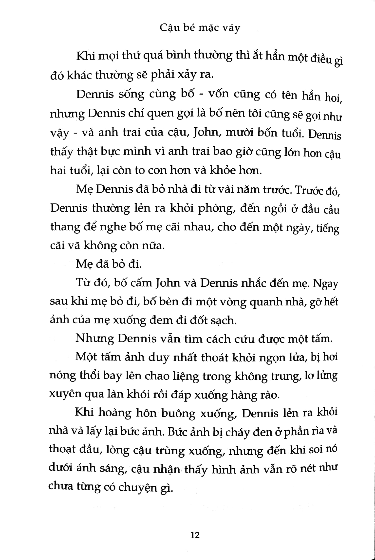 Cậu bé mặc váy