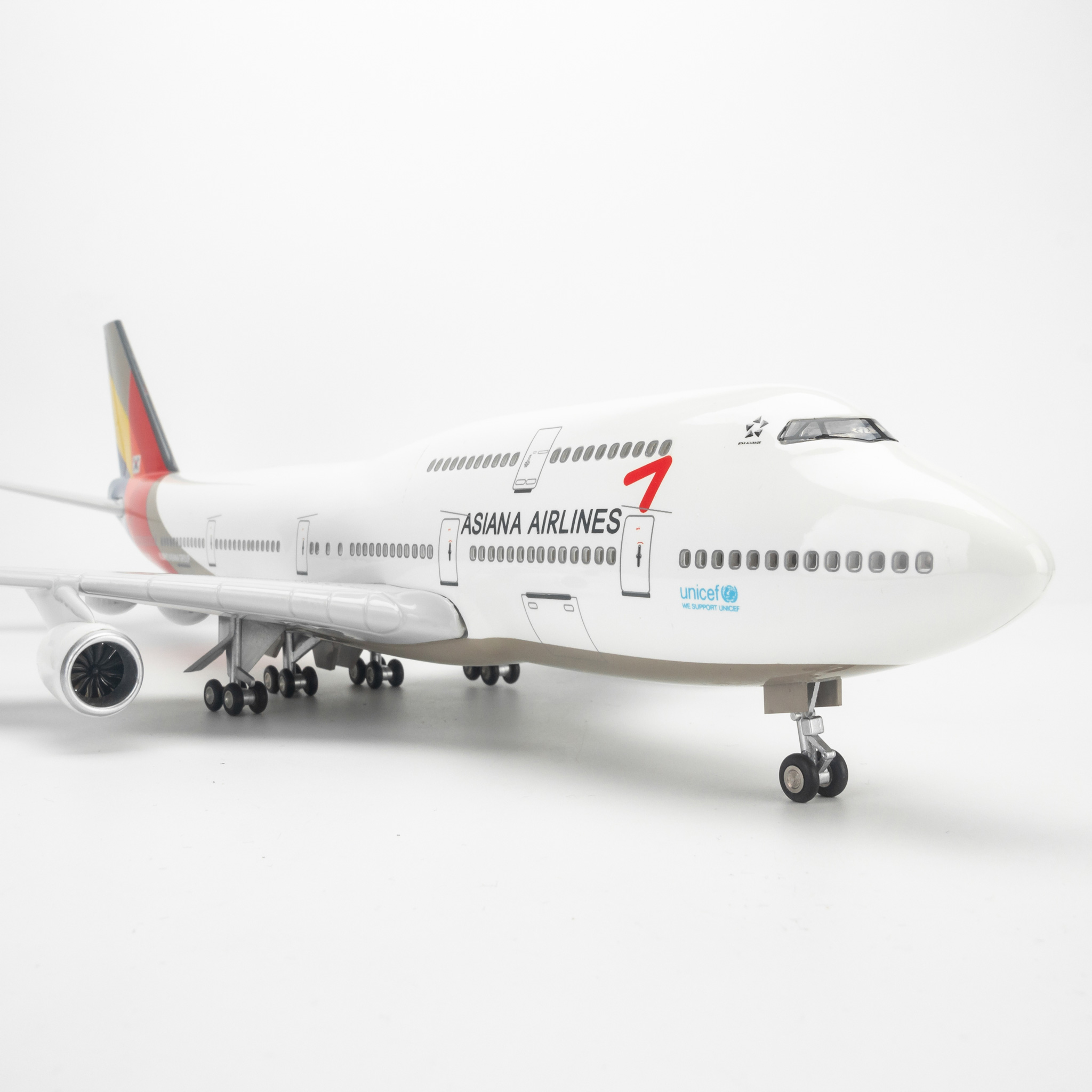 Mô hình máy bay Asiana Airlines Boeing B747 lắp ráp có đèn 47cm MBMH46