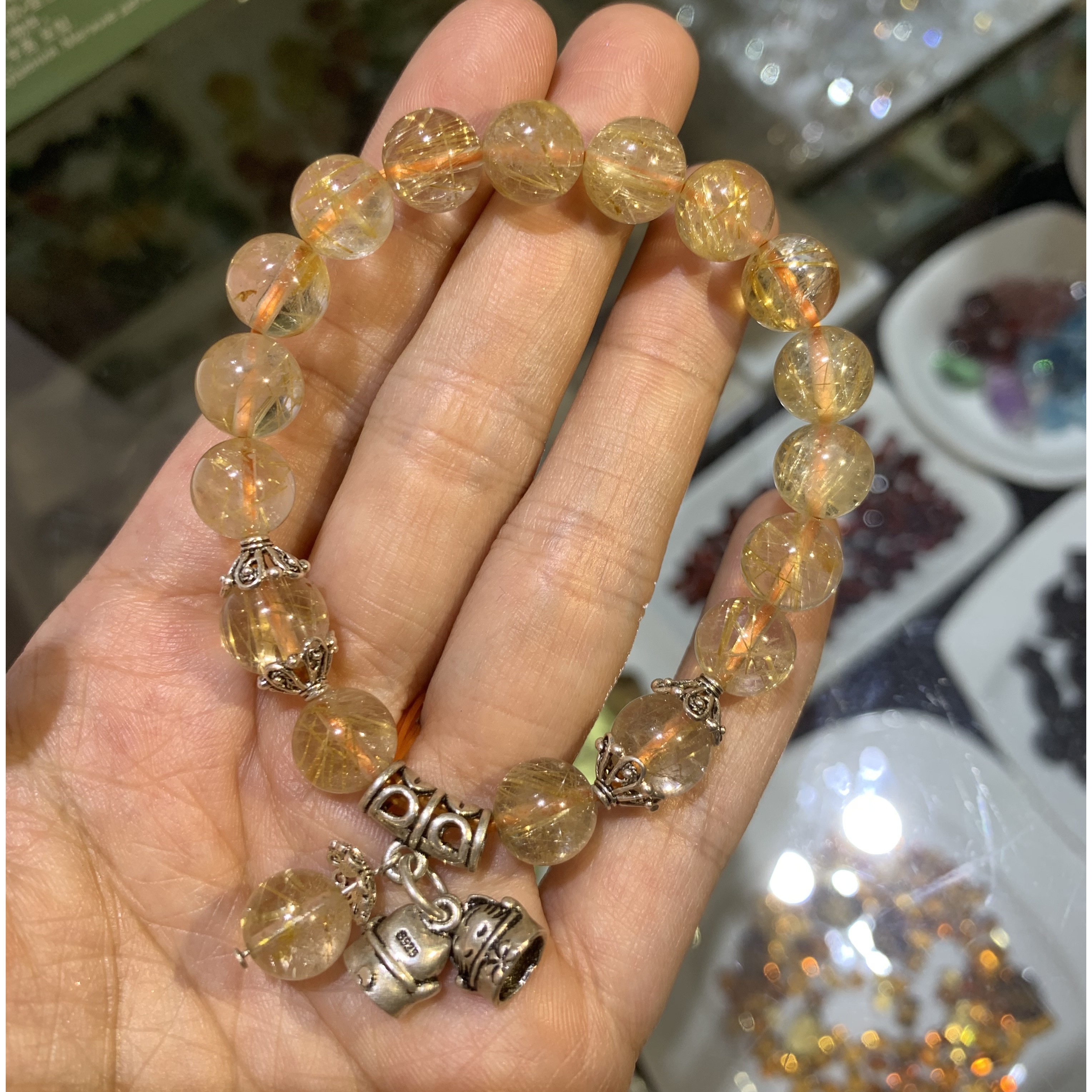 Vòng Tay Phong Thủy Đá Thạch Anh Tóc Vàng 10 ly Mix Charm Bạc 925