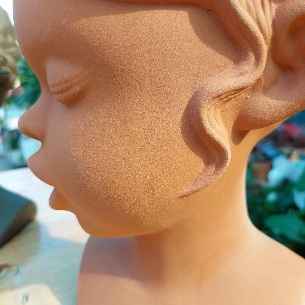 Chậu đất nung Bình Dương - Cô gái bím tóc, miệng chậu 15cm ngang 11cm dọc, chiều cao 26cm