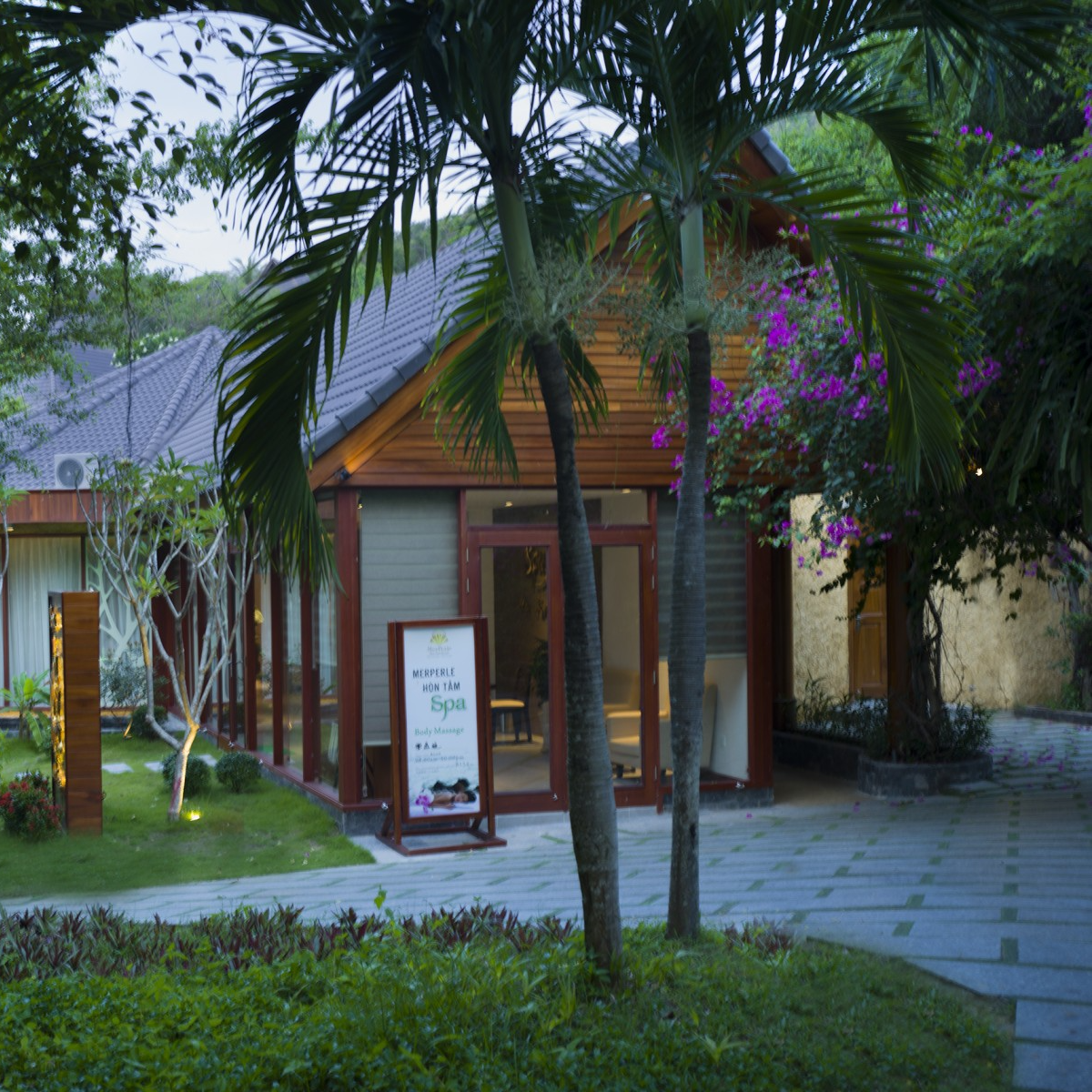 Gói 2N1Đ Tại Merperle Hòn Tằm Resort 5* - Ăn Ba Bữa. Miễn Phí Vé Khu Vui Chơi Sparkling Waves. Tặng Vé Tắm Bùn Dành Cho 02 Khách.
