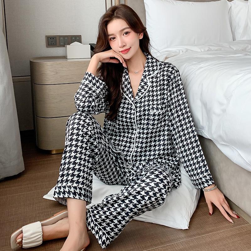 Đồ Bộ Nữ - Bộ Lụa Dài Tay Cao Cấp Mặc Nhà Màu Hồng và Đen Caro Hoạ Tiết Xuân Hoà DDLP22