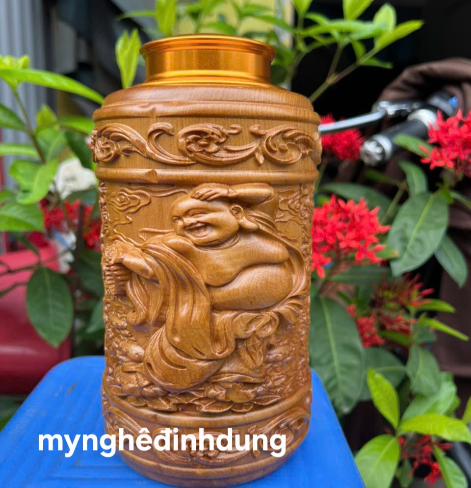 Hộp đựng chè  ( trà ) khắc phật di lặc bằng gỗ bách xanh thơm nức cao 20x12x12cm