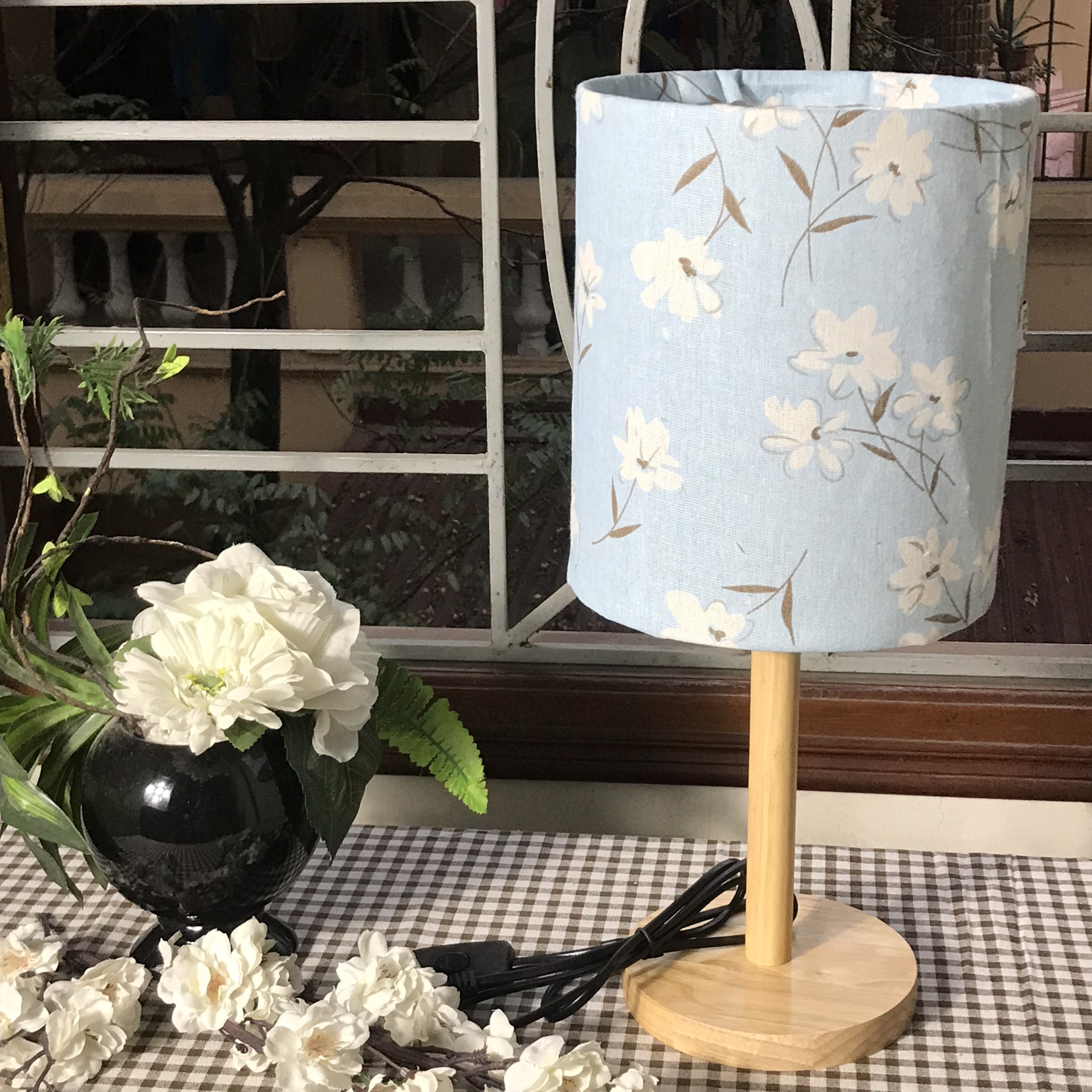 Đèn ngủ DB-C09 HOA TRẮNG NỀN XANH gắn đầu giường, chân gỗ tự nhiên, chao vải bố linen vintage, công tắc bật tắt, kèm bóng