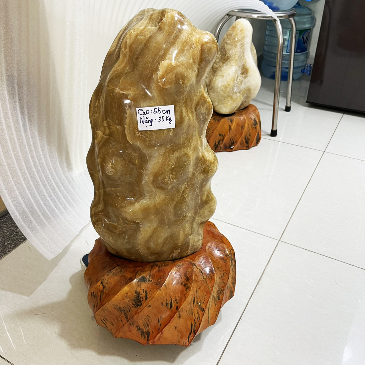 Trụ đá, cây đá phong thủy tự nhiên màu vàng nâu cao hơn 55 cm, nặng hơn 35 kg cho mệnh Kim và thổ đá canxite
