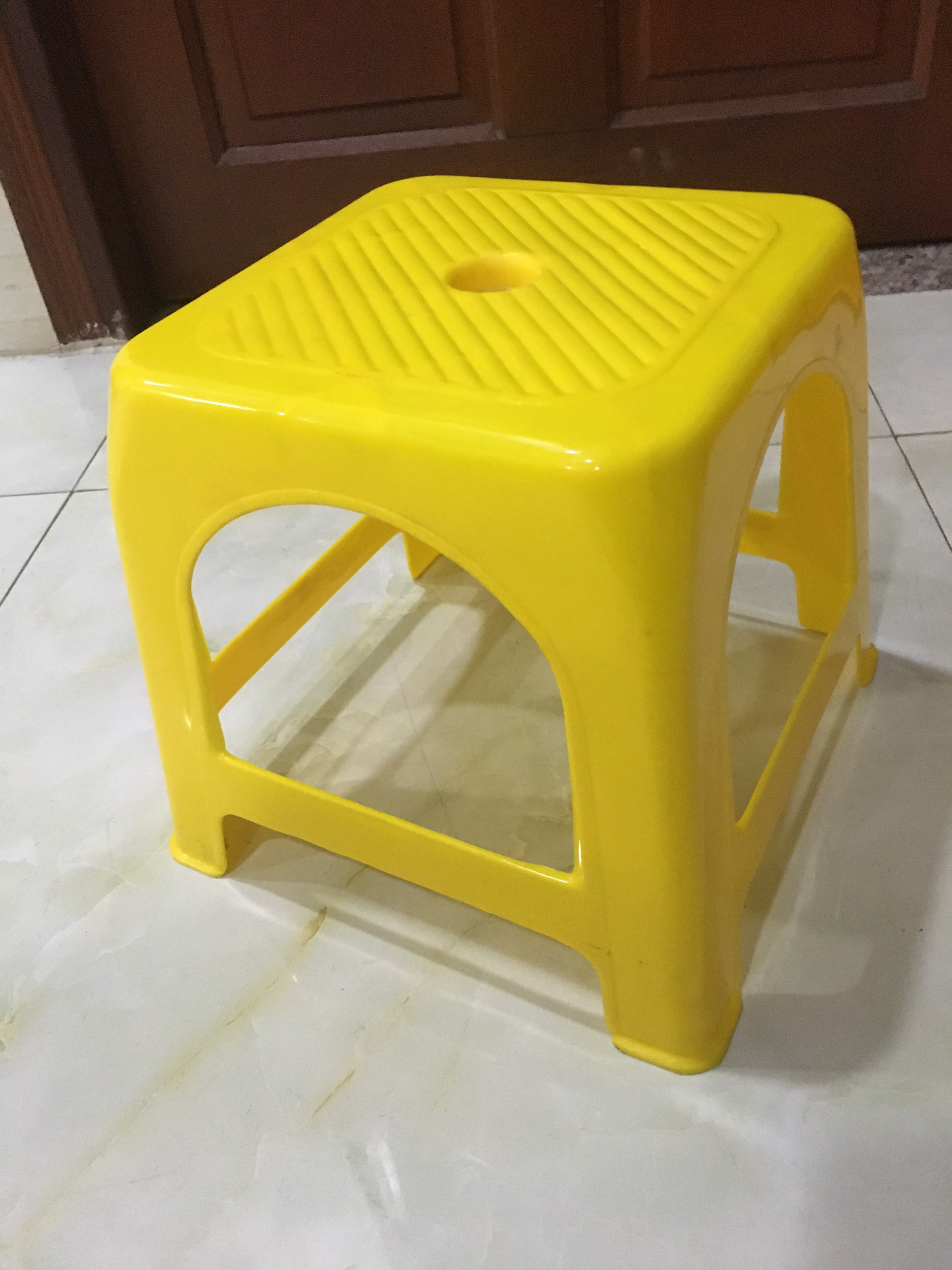 Ghế nhựa lùn vuông, ghế đẩu thấp không dựa lựng