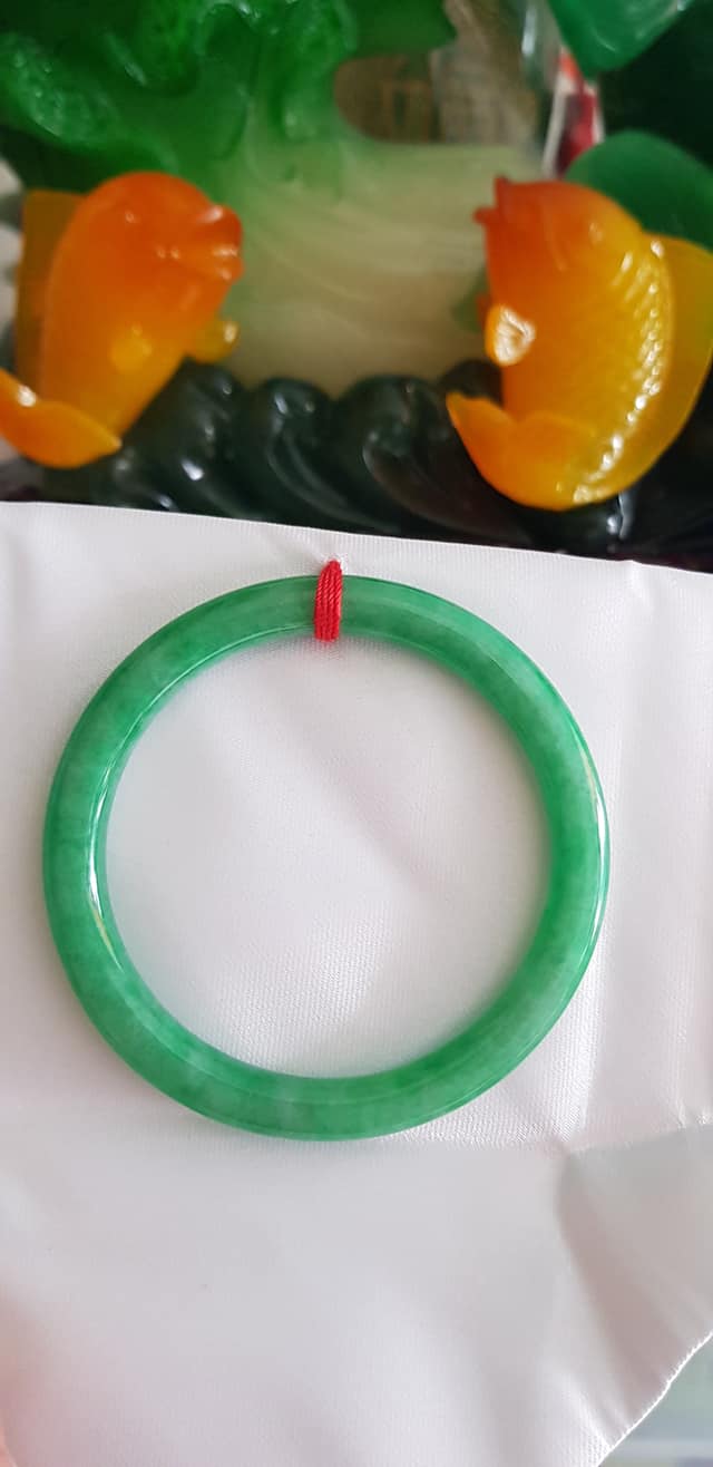 Vòng cẩm thạch Mới Đ Lý 54mm x cọng 7mm Màu xanh ngọc đậm đậu đẹp xinh xắn Nữ mệnh Mộc mệnh Hỏa mệnh Thủy 53kg - 60kg đeo đẹp ạ