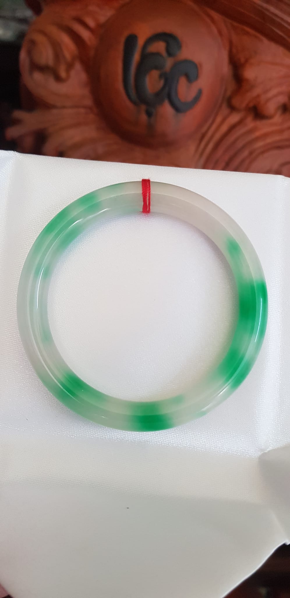 Vòng tay nữ đá Cẩm Thạch tự nhiên mới TR LÝ A Sịn 52mm x chột 8mm Vòng màu trắng vân xanh lý bóng đẹp nữ 50kg - 54kg đeo ạ