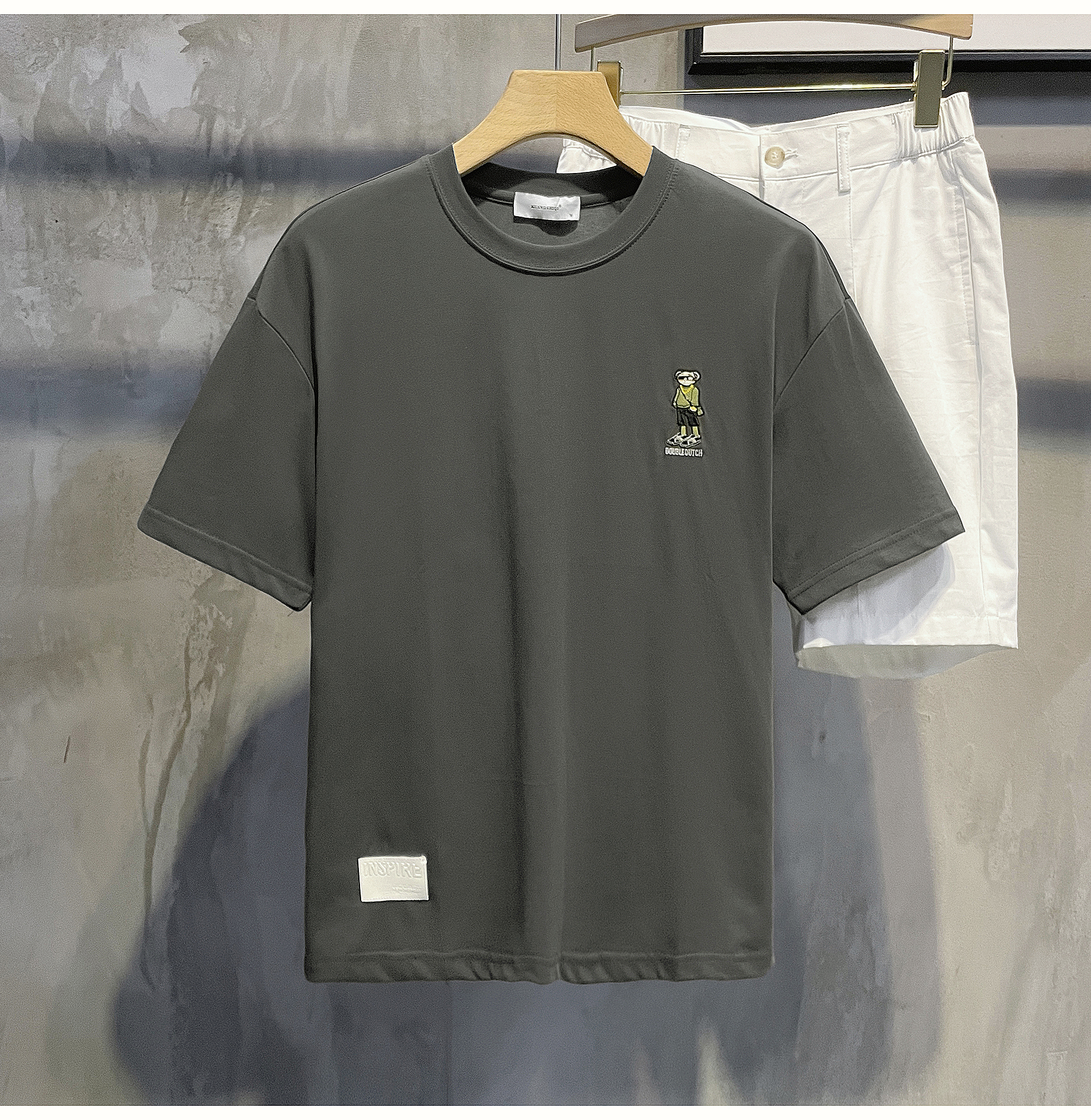 Áo thun nam ngắn tay cao cấp TC chất cotton co dãn, với thiết kế họa tiết logo thêu trước ngực và mặt sau phong cách trẻ trung, năng động, hợp thời trang-1382