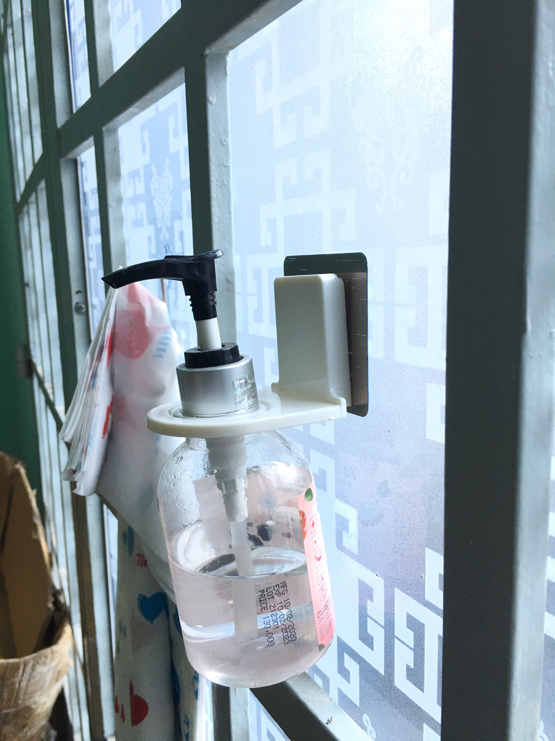 MÓC DÁN TƯỜNG TREO BÌNH NƯỚC RỬA TAY, DẦU GỘI, SỮA TẮM CÓ VÒI XỊT SIÊU CHẮC