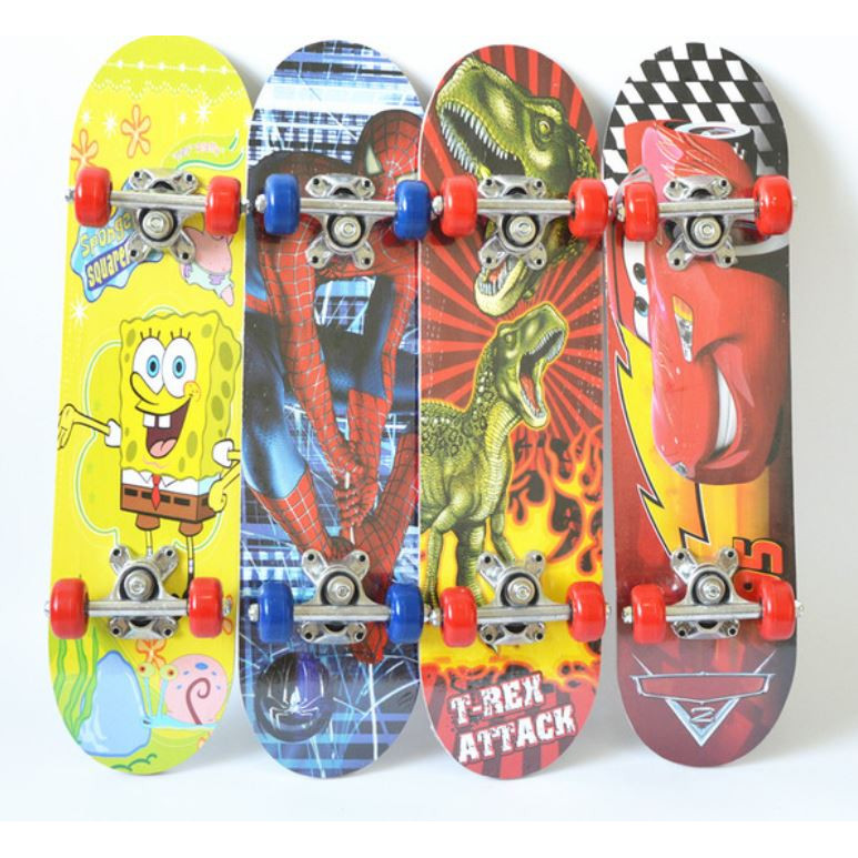 Ván Trượt sketeboard trẻ em A28 phù hợp cho các bé có cân nặng 15 đến 25kg trục làm bằng hợp kim bánh cao su pha nhựa thiết kế nhỏ gọn, nhẹ , dễ chuyển hướng sang trái sang phải