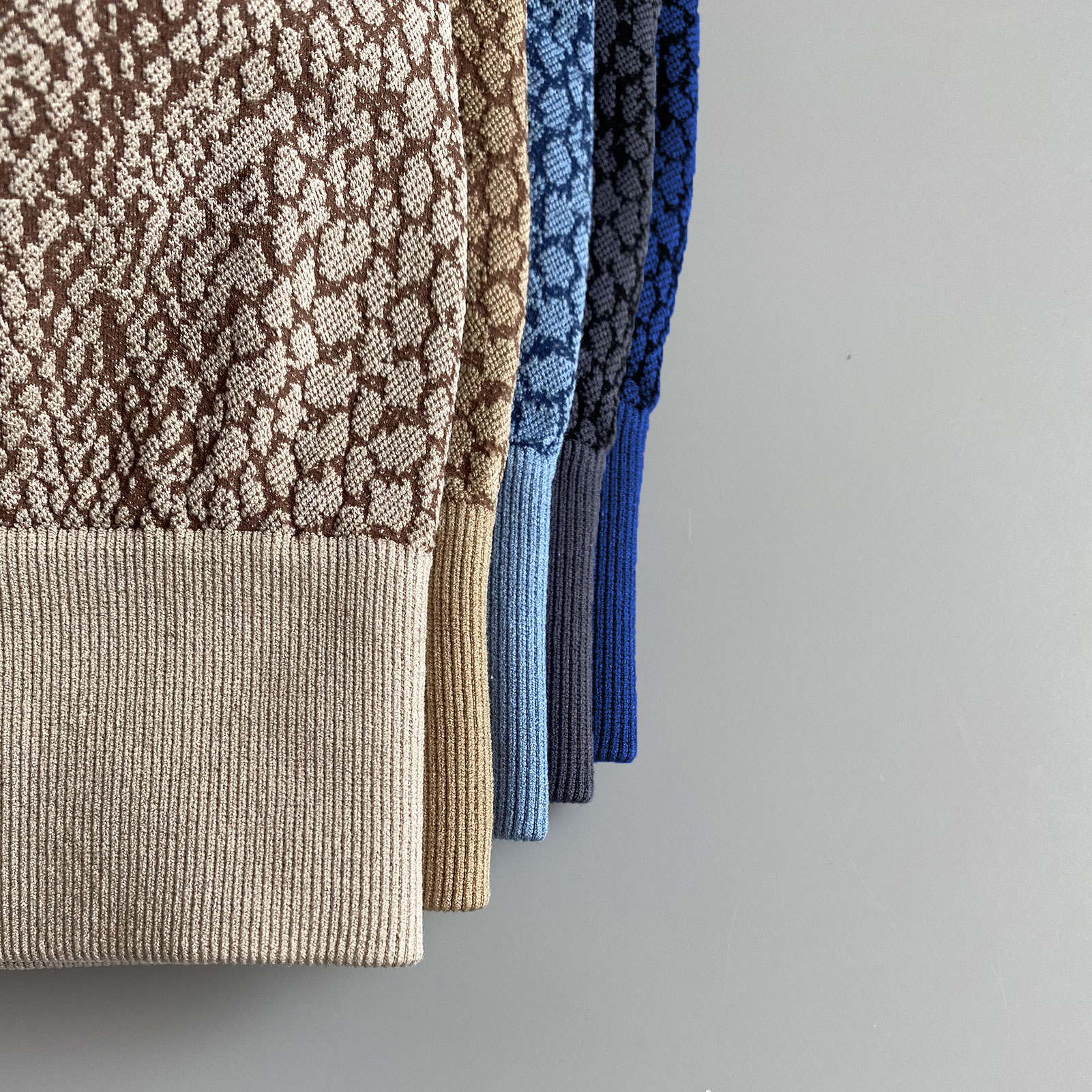 Bộ áo ngực và quần cạp lưng, được làm từ nylon và spandex, co giãn cho các môn thể thao, yoga