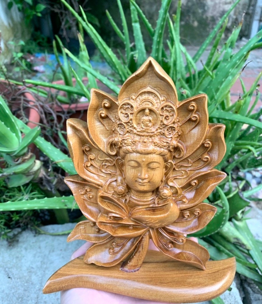 Diện phật khắc nằm trong lòng bông hoa sen ,bằng gỗ bách xanh thơm nức kt 16×15×6cm