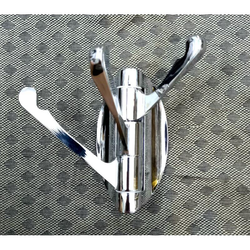 Móc áo 3 chia treo tường, bằng hợp kim mạ crôm rất sắc nét , lắp đặt dễ dàng..