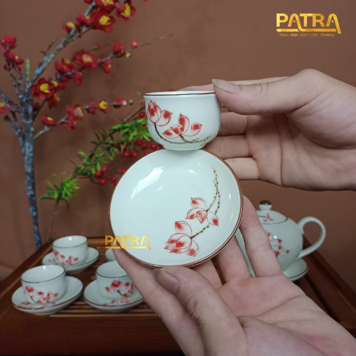 Bộ ấm chén uống trà cao cấp , bộ ấm trà Bát Tràng men kem họa tiết cành sen đỏ