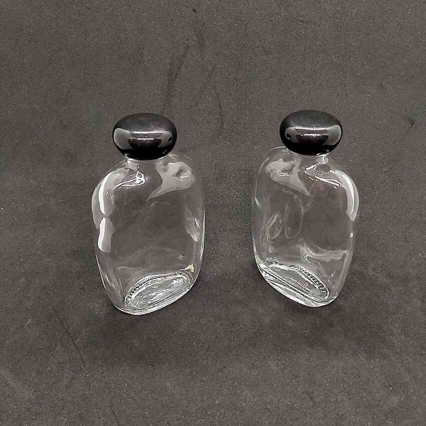 Chai thủy tinh dẹt 100ml Bầu Dục – Dẹt nắp nhựa đen tròn - Chai thủy tinh nhỏ trong suốt