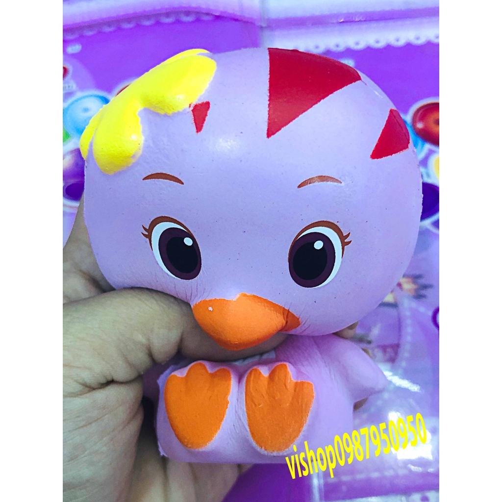 Squishy Lớn JUMBO Hình vịt con màu hồng đeo châm vàng Đồ Chơi Xốp Giảm Stress Hình mềm mịn dễ Thương đàn hồi Cho Bé