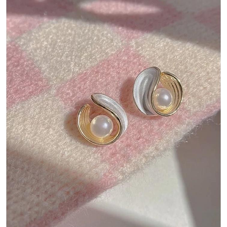 Khuyên Tai Bông Tai Nữ Lạ Mắt Xoắn Trắng Hạt Trai Đẹp Ring House