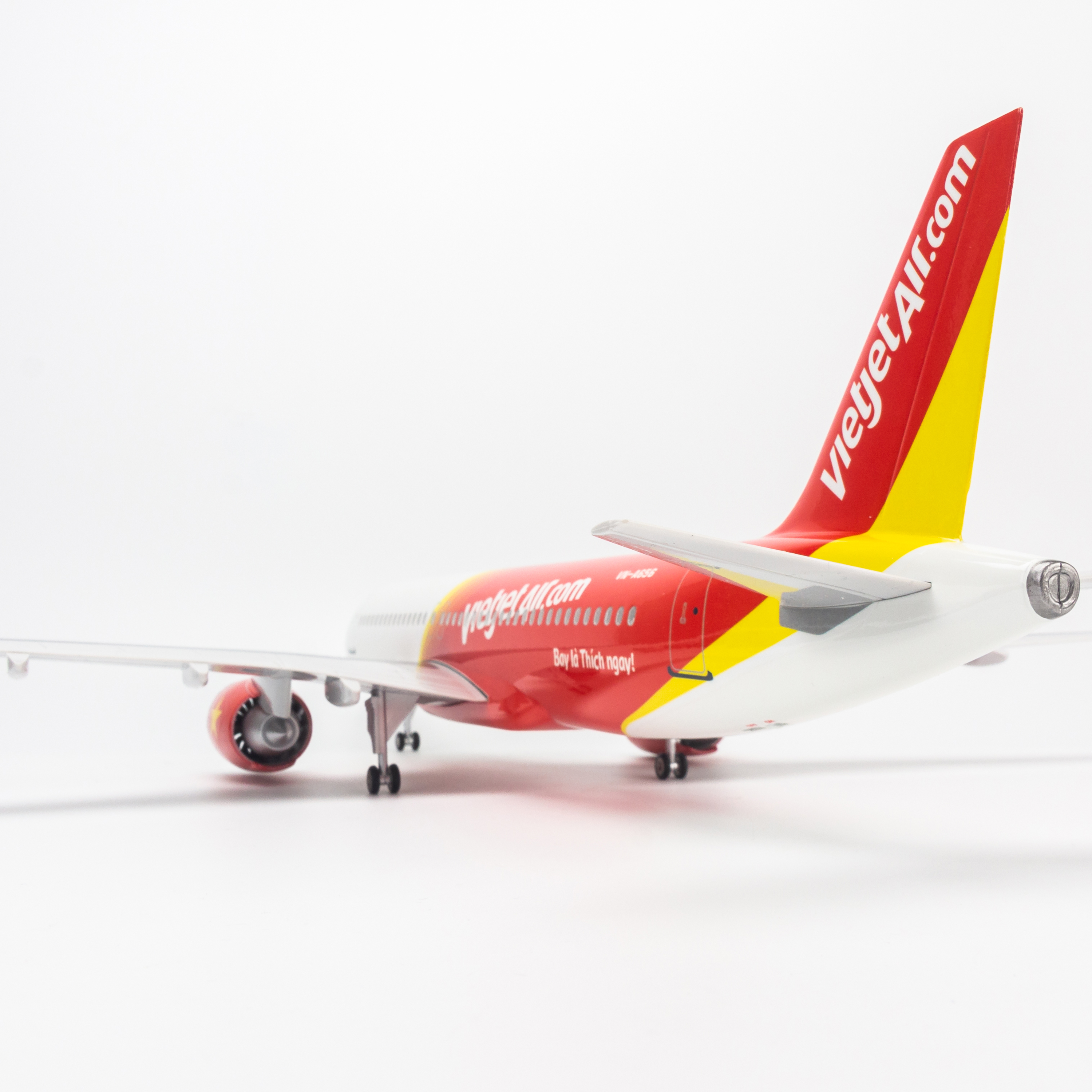 Mô hình máy bay Vietjet Air Airbus A320 lắp ráp có đèn 47cm MBMH46