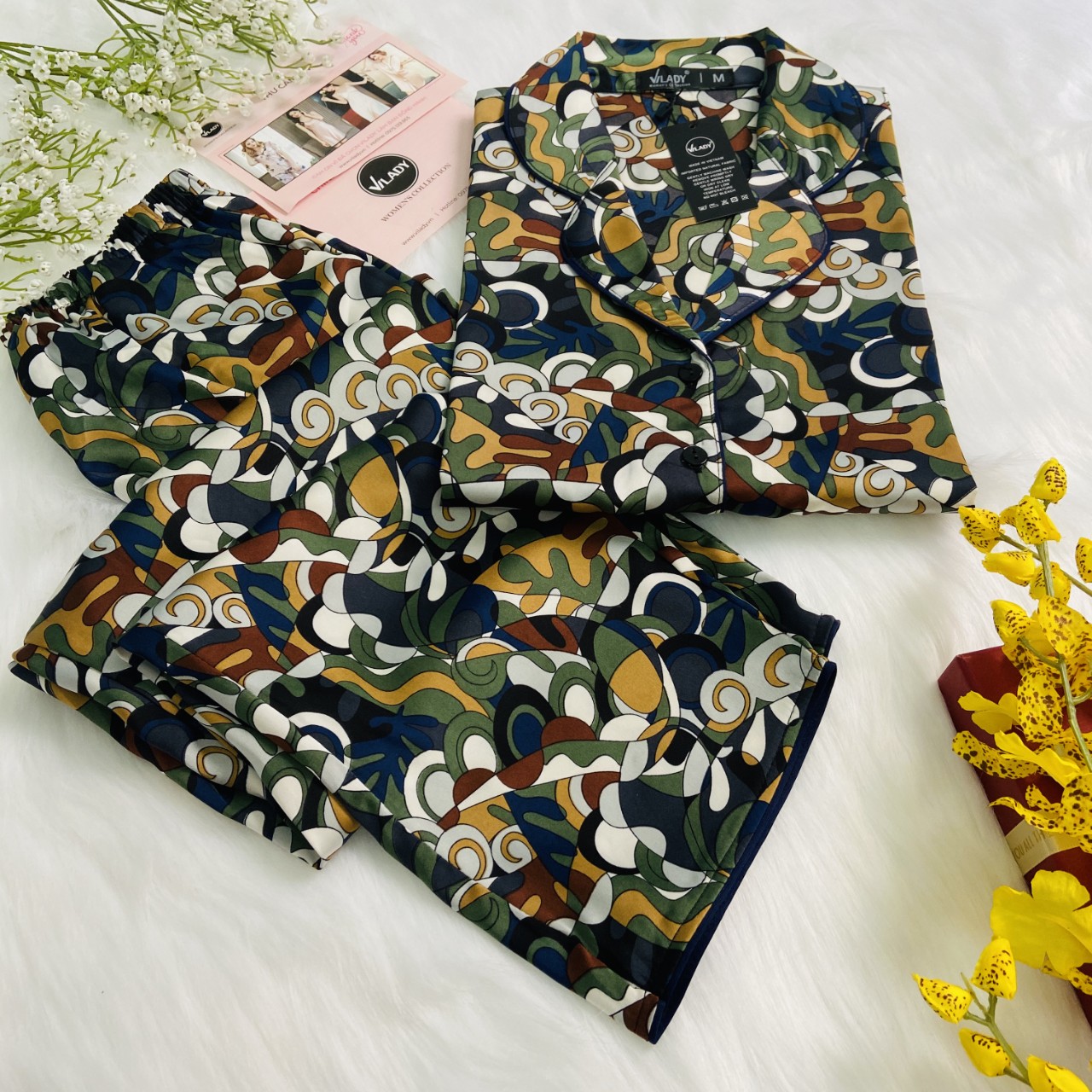 Bộ đồ Pyjama nữ, đồ mặc nhà lụa VILADY - B140 Quần Dài Tay Cộc Họa Tiết Con sò Màu Xanh Rêu, chất liệu lụa Pháp