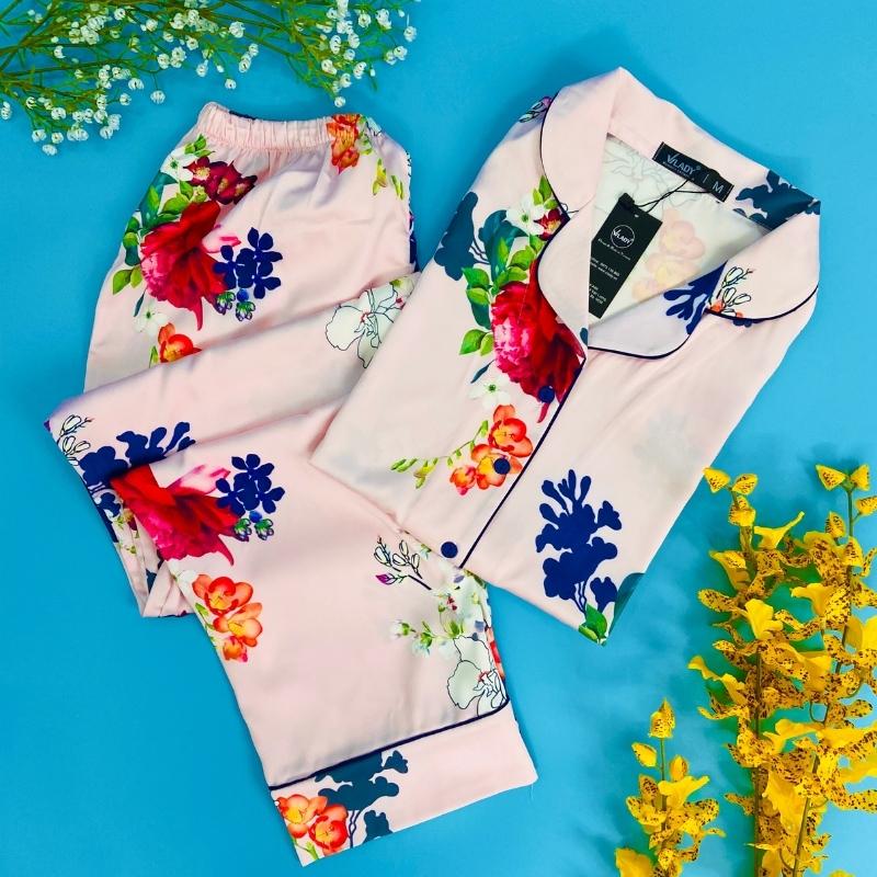 Bộ đồ Pijama nữ , đồ mặc nhà lụa VILADY - B114  kiểu quần dài tay cộc , họa tiết bông hoa dễ thương, chất liệu lụa Pháp cao cấp - Màu hồng phấn