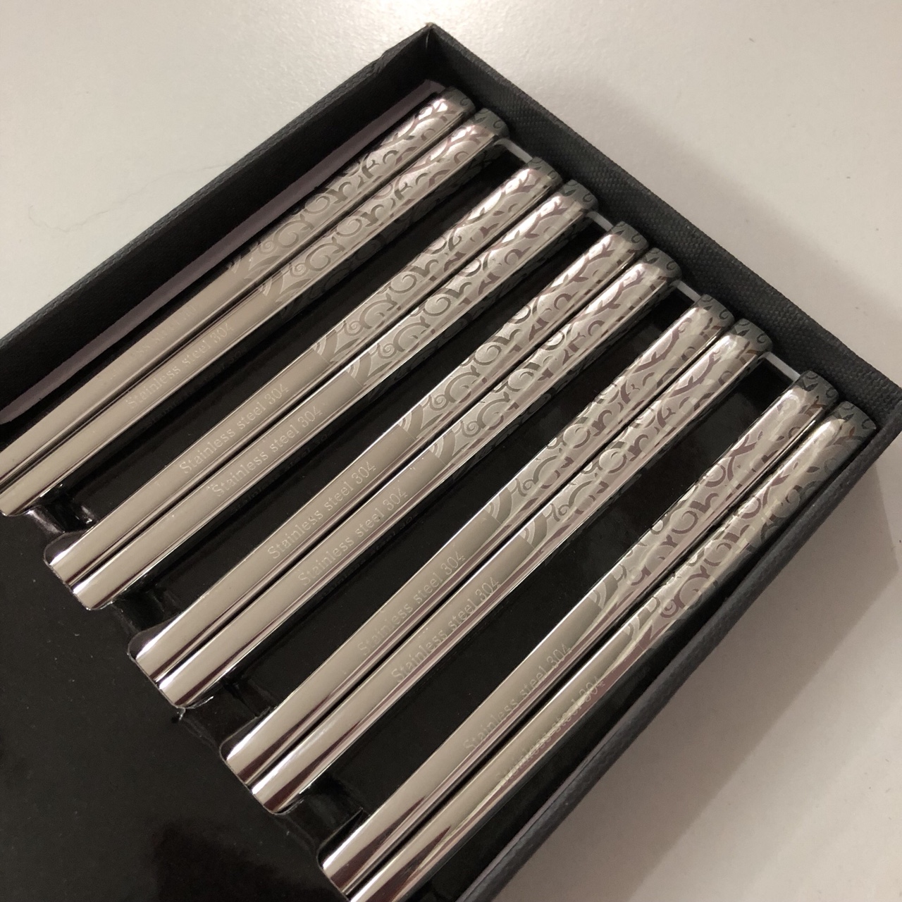 Set 5 đũa ăn Nhật Bản inox 304 mẫu hoa văn đặc ruột đầu đũa có khía chống trơn