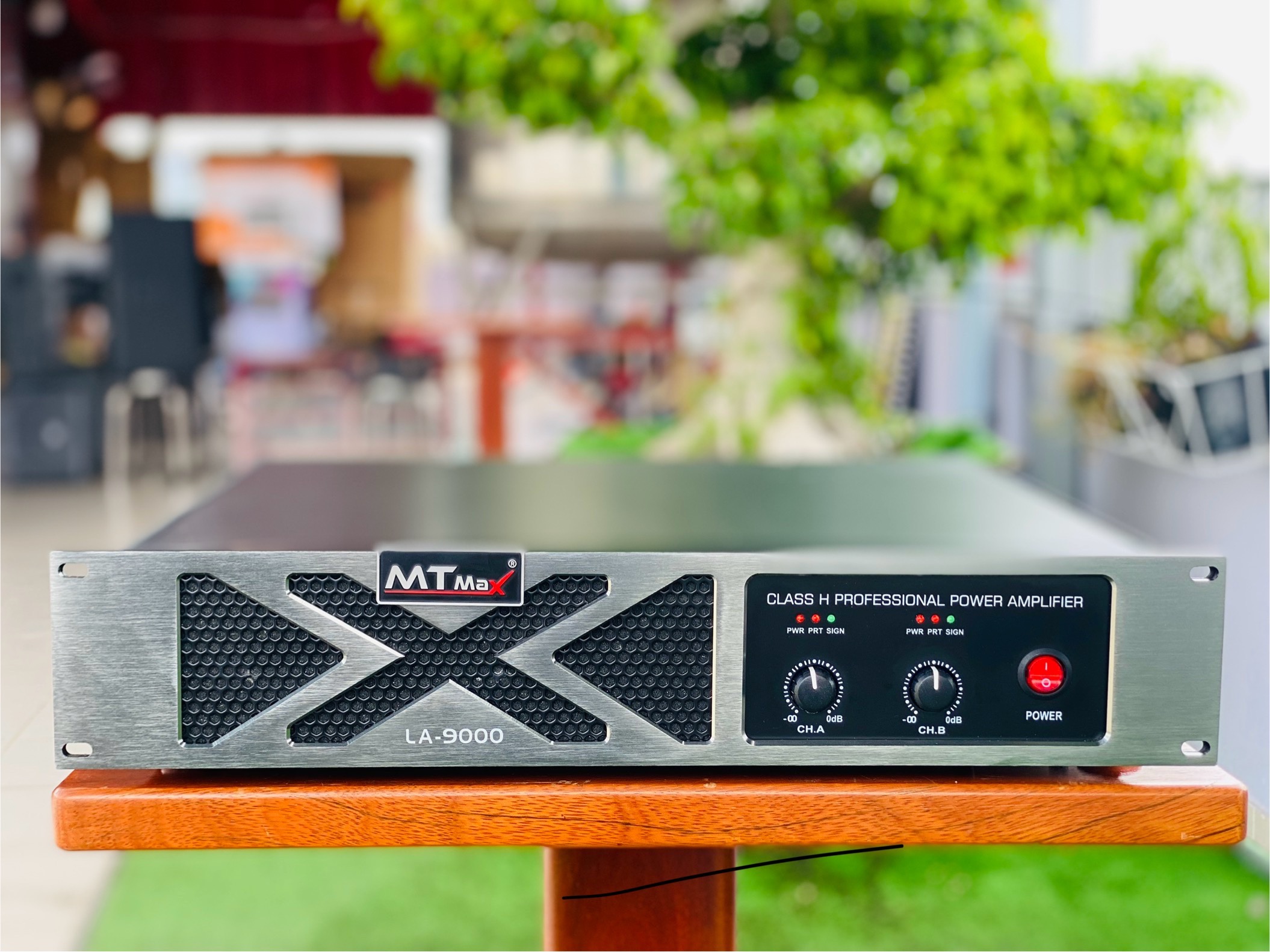 Cục Đẩy Công Suất Cao LA9000 - 2 Kênh 32 Sò - Công Suất 500W X 1 Kênh Chơi Được Loa 5 Tấc, Bảo Hành 12 Tháng. HÀNG CHÍNH HÃNG