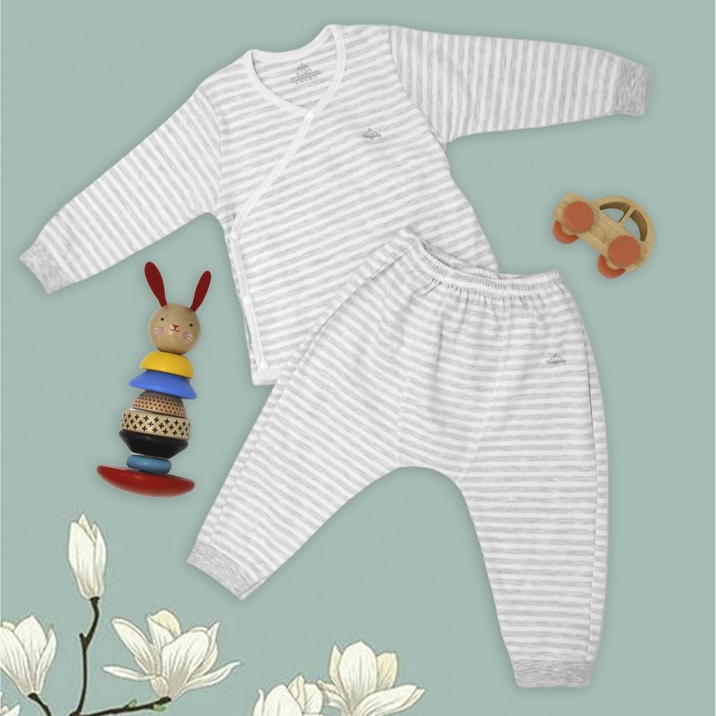Set quần áo Bodysuit cài chéo giữ ấm ngực kèm quần rời Comfybaby 100% Cotton dày dặn cho bé từ 3 tháng đến 12 tháng