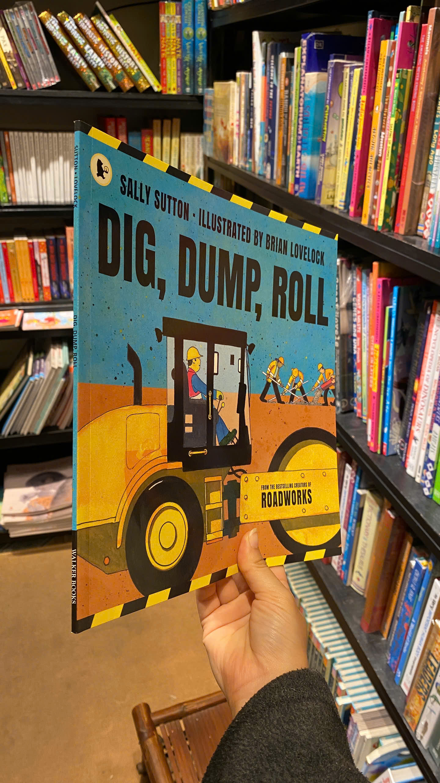 Sách - Dig, Dump, Roll by Sally Sutton | Children's English Picture Book