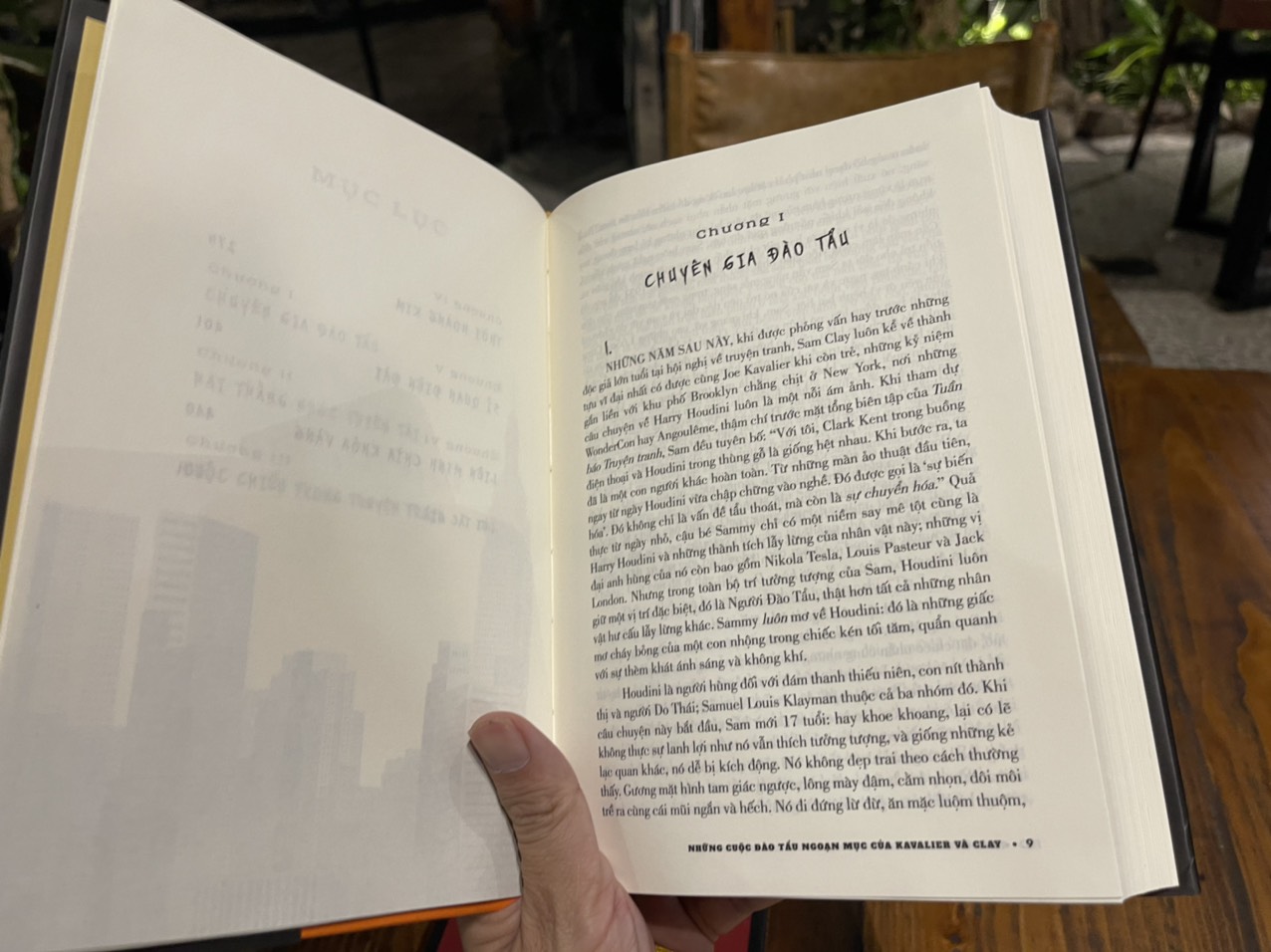 (Bìa cứng giới hạn 200c) (Giải thưởng Pulitzer 2001) (Sách bán chạy của New York Times) [Top 10 tác phẩm văn học kinh điển hay nhất mọi thời đại] NHỮNG CUỘC ĐÀO TẨU NGOẠN MỤC CỦA KAVALIER &amp; CLAY – Michael Chabon - Vũ Ngọc Trà dịch - Phoenixbooks