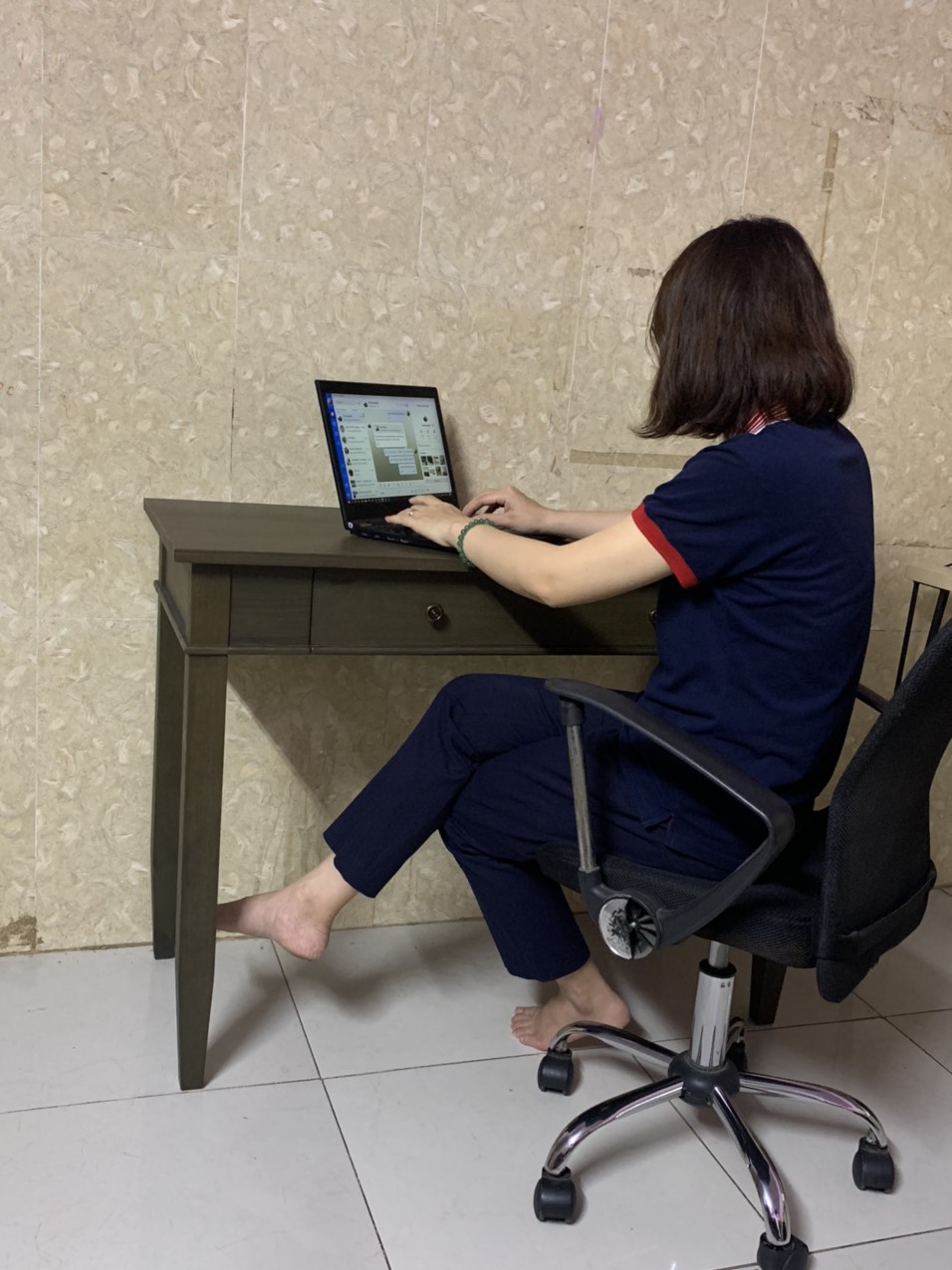 Bàn làm việc Carlton Tundo ngang 1m1 x rộng 50 cm x cao 80 cm.