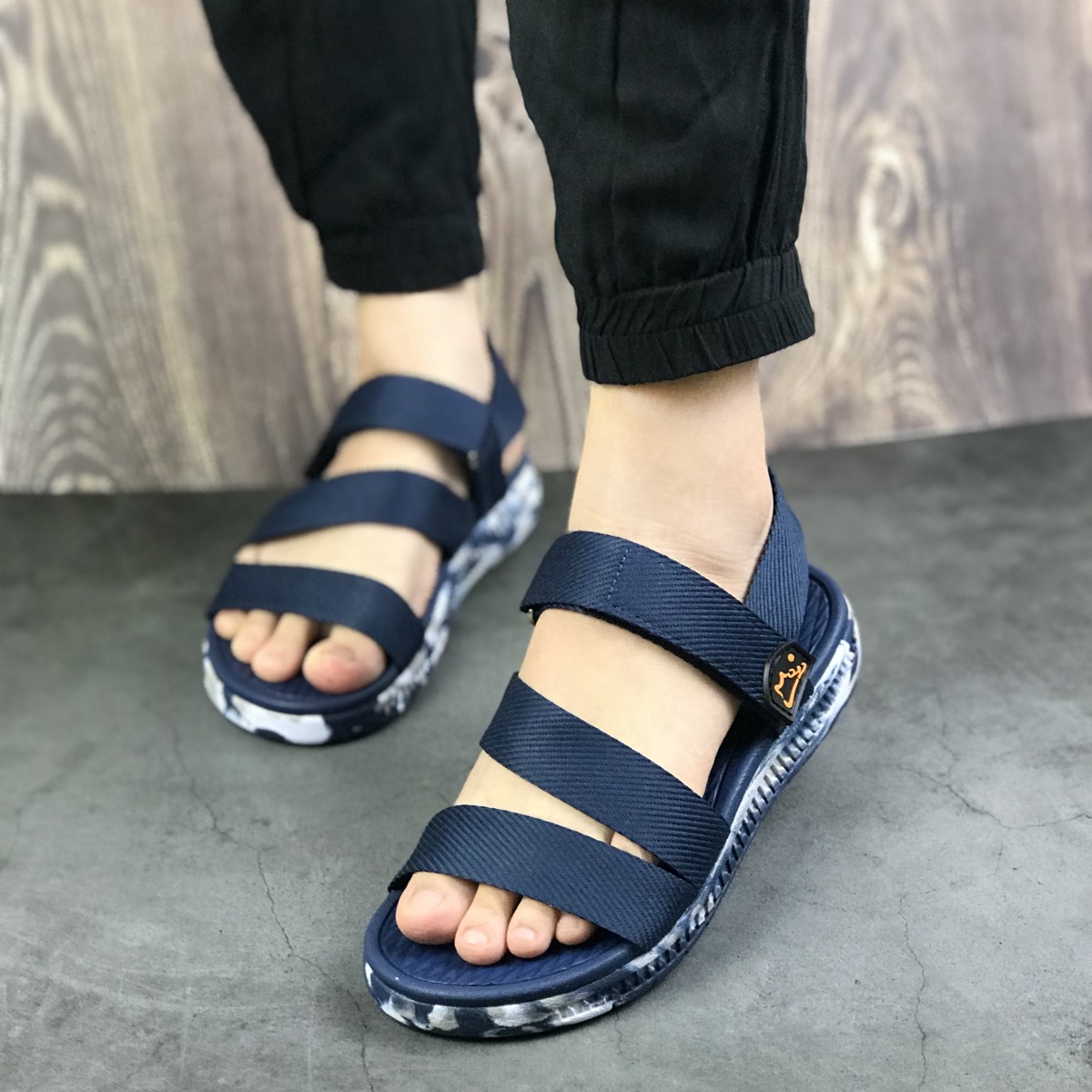 Giày sandal nữ siêu nhẹ hiệu MOL thích hợp mang đi học MS2Ch2