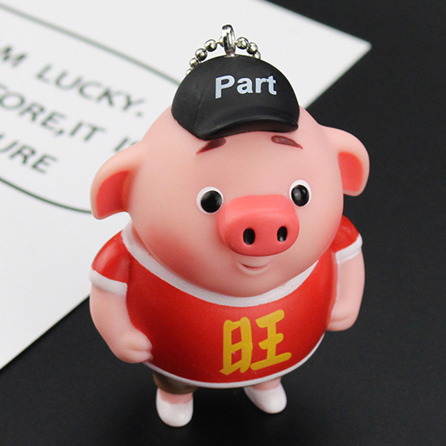 Móc khóa hình chú heo con mặc áo đỏ chữ VƯỢNG