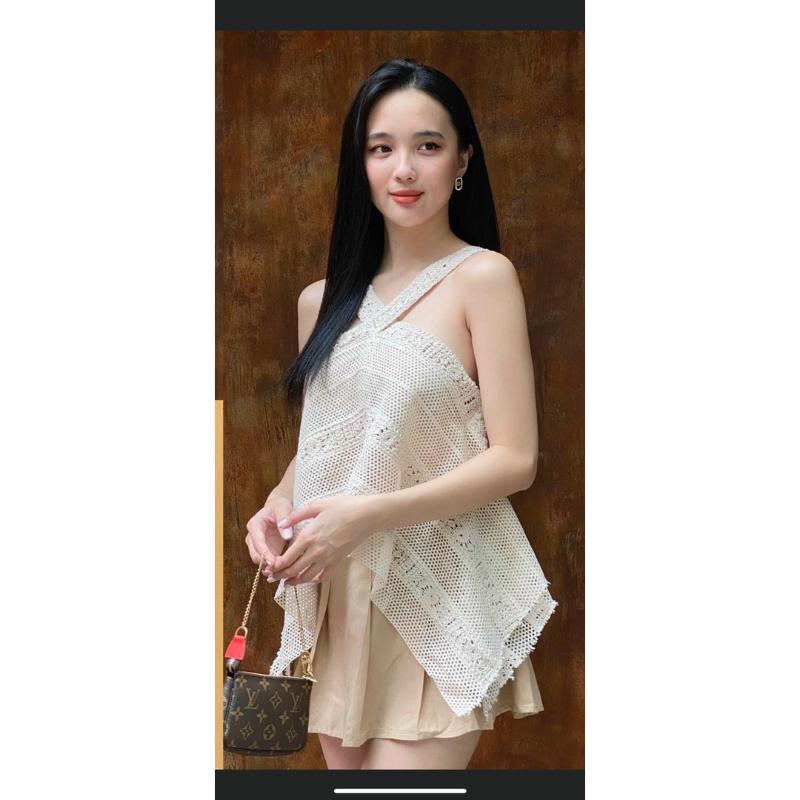 Áo dây cổ yếm kẻ ngang vạt xoè rộng điệu đà
