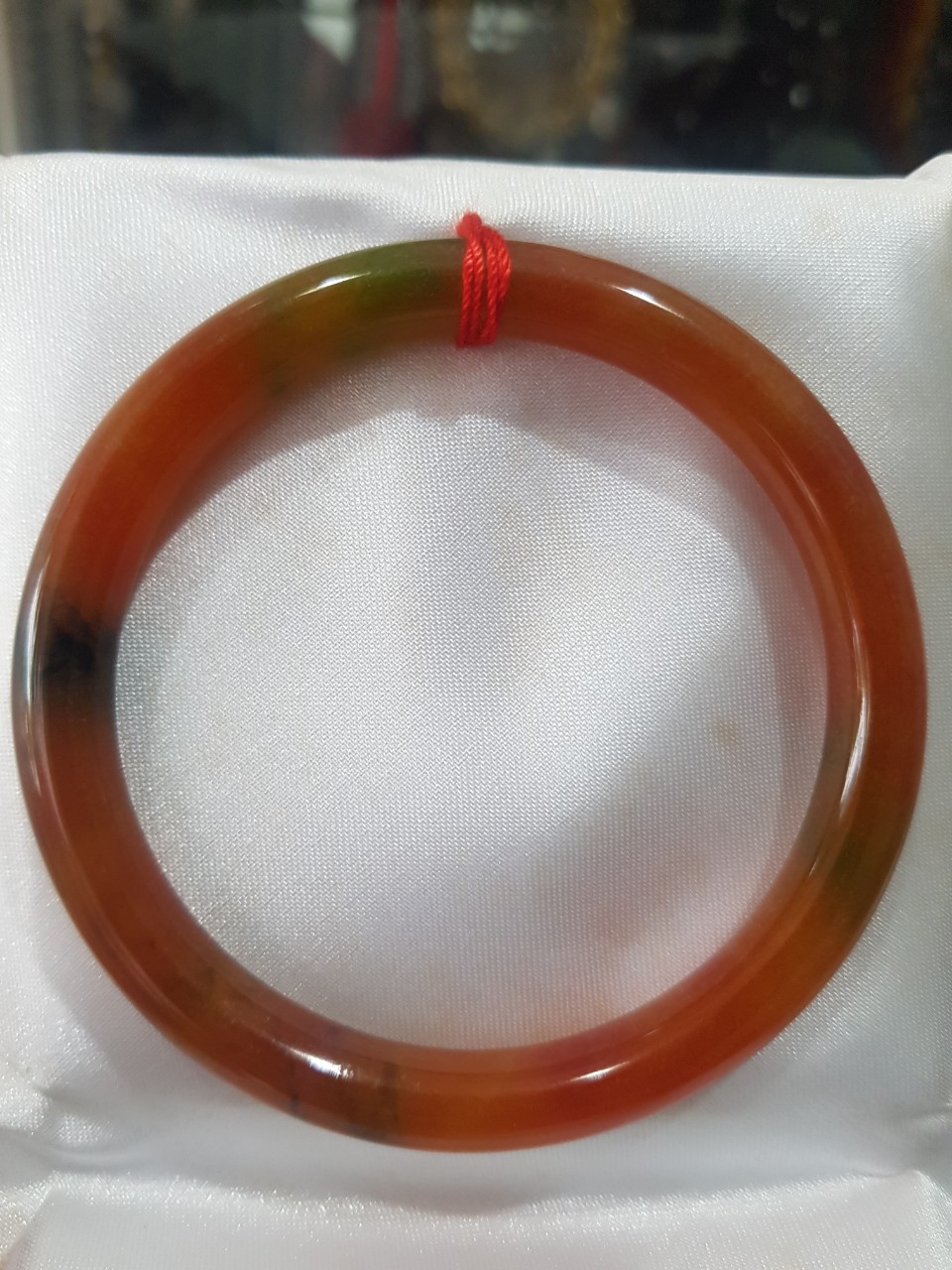 Vòng Mã Não Tứ Quý đỏ cam bóng Ni 55mm chột 7mm nặng 54kg đến 62Kg đeo đẹp là món trang sức tuyệt vời cho những cô nàng yêu thích phong cách thanh lịch và sang trọng ạ