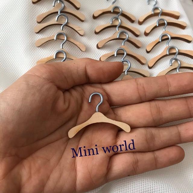 Móc gỗ treo quần áo cho búp bê Babi và ani. Móc gỗ mini.