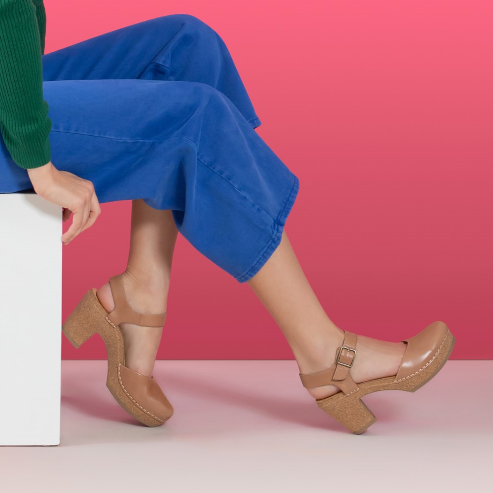 Sandal cao gót sức khỏe nữ Aetrex Finley Camel - Giày cao gót bít mũi, đế đệm da êm nhẹ