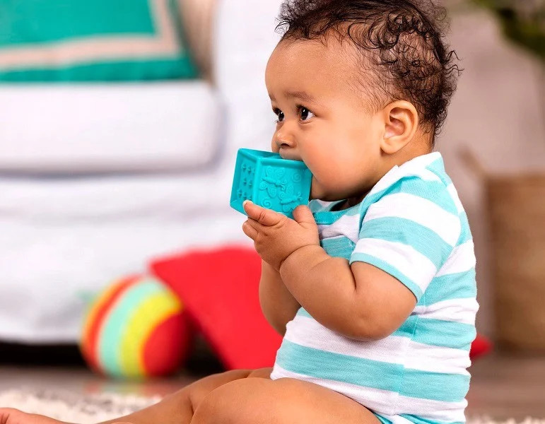 Đồ chơi bộ gạch mềm B.toys - Baby Blocks One Two Squeeze