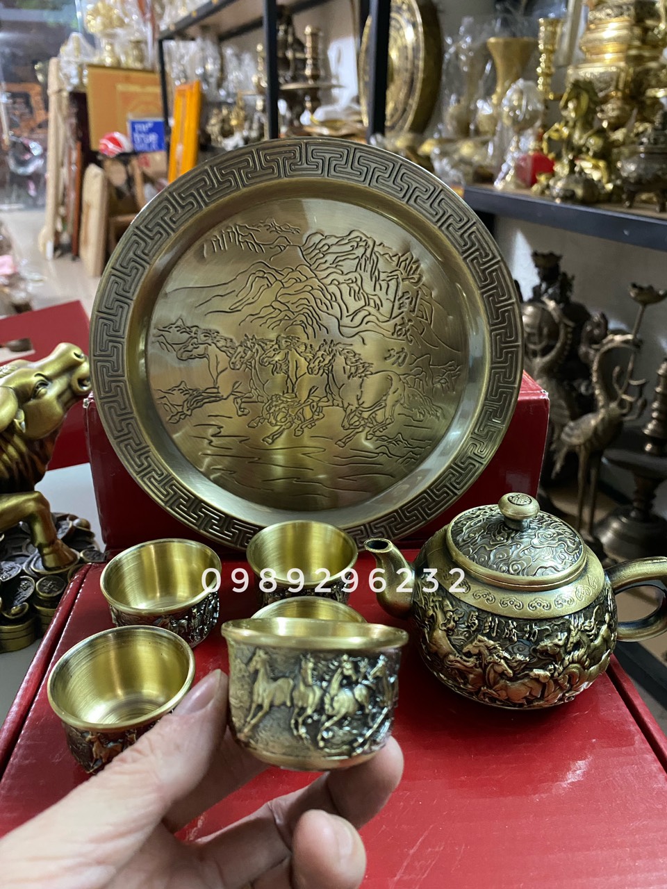 Bộ ấm trà hoa văn bát mã bằng đồng
