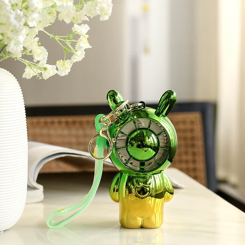 Quạt mini cầm tay kèm theo móc treo tiện lợi với thiết kế dễ thương nhỏ gọn có 2 mức độ gió siêu mát